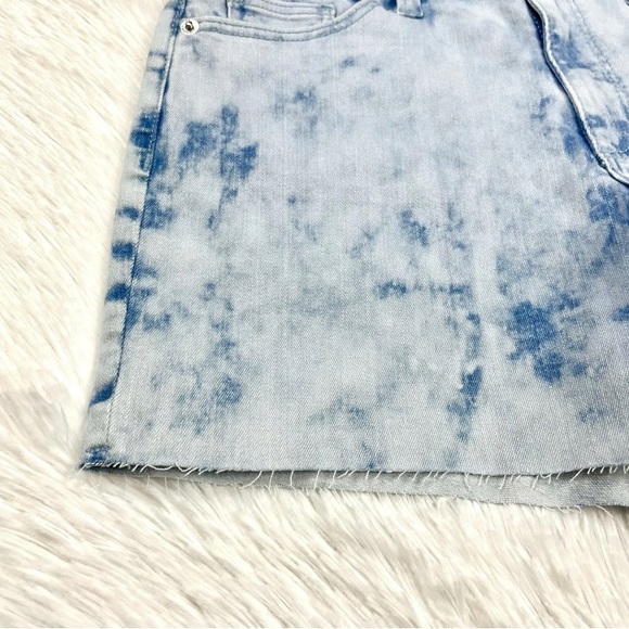 NEW Universal Thread High Rise Midi Shorts Denim Acid Wash Jean Shorts Size 8 - Picture 3 of 9